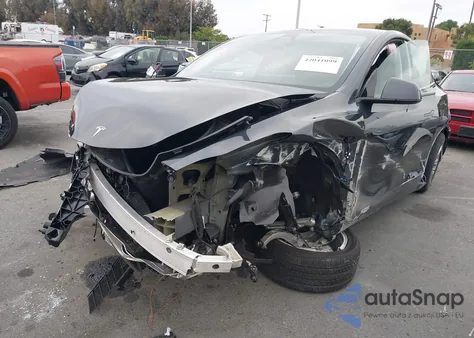 2024 Tesla Model Y Long Range Dual Motor All-Wheel Drive/Rwd z USA, uszkodzony, nr VIN 7SAYGDED5RF056311